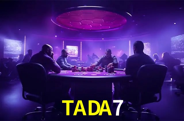 Escena dinámica inspirada en casino con iluminación TADA7, cartas, fichas e íconos de juegos digitales en un espacio moderno de juegos.